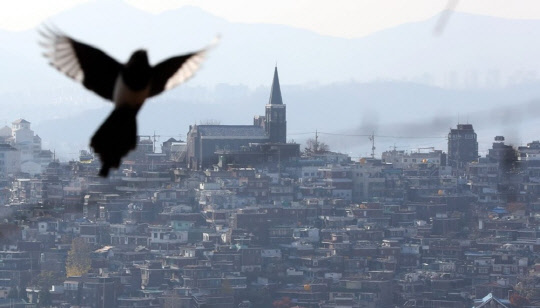 2003년 뉴타운 지정 이후 16년 만에 재개발 급물살을 타다 국토부와 서울시의 제재로 '입찰 무효' 제동이 걸린 용산구 한남3 구역의 모습.  <연합뉴스>